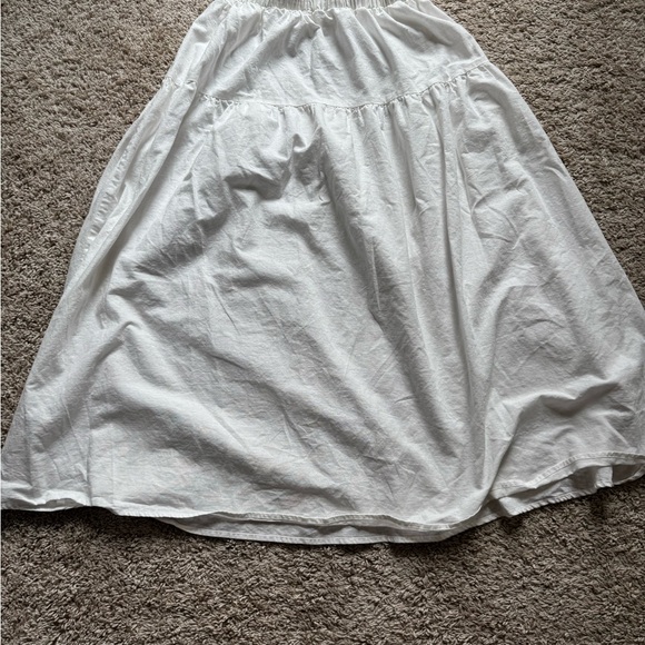 Elegant White Backless Dress - Picture 4 of 7